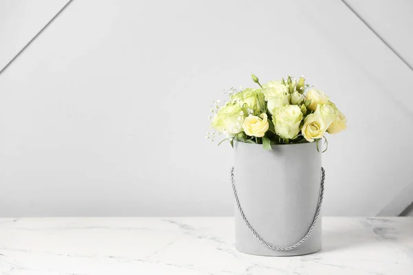 Bukiet Pięknych Kwiatów Stole — Zdjęcie stockowe