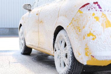 Araba yıkamada köpüklü modern otomobil