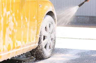 Araba yıkamada modern otomobil, yakın plan.