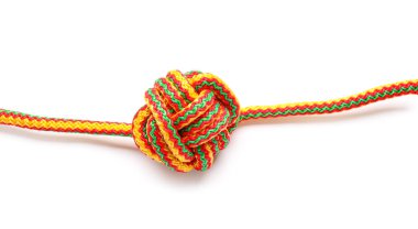 Beyaz arkaplanda düğüm olan ip