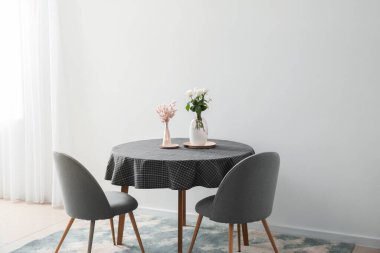 Masa ve sandalyeler ışık duvarının yanında.