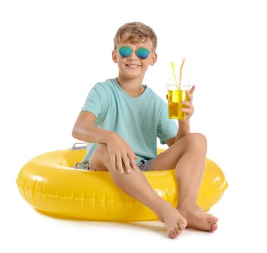 Beyaz arka planda şişirilebilir yüzüğü ve kokteyli olan sevimli küçük bir çocuk.