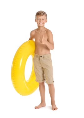 Beyaz arka planda baş parmağını gösteren şişme yüzüklü şirin bir çocuk.