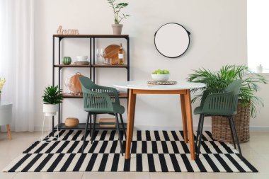 Modern yemek odasının içi.