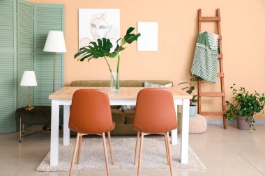 Modern yemek odasının içi.