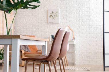 Modern yemek odasının içi.