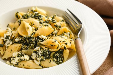 Lezzetli koni makarnalı tabak, yakın plan.