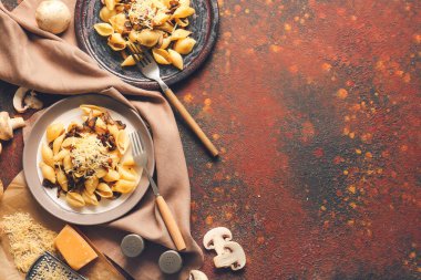 Renkli arkaplanda lezzetli koni makarnalı tabaklar