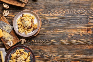 Lezzetli koni makarnalı tabaklar.