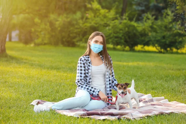 Jovem Mulher Máscara Protetora Com Cão Bonito Descansando Parque — Fotografia de Stock
