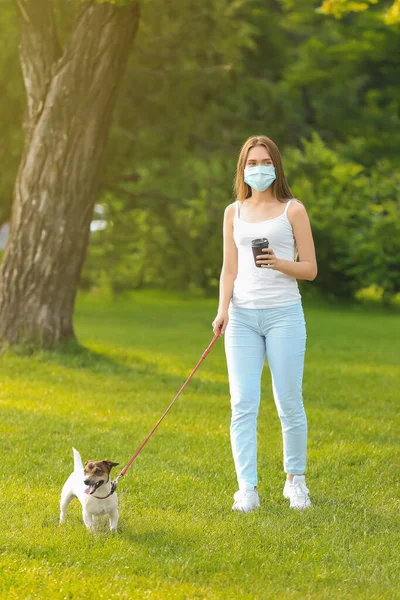 Jovem Mulher Máscara Protetora Com Cão Bonito Andando Livre — Fotografia de Stock