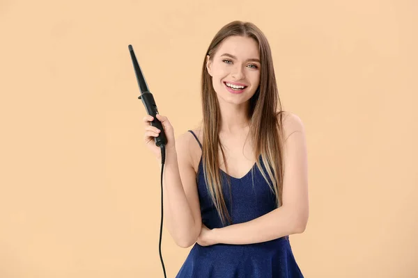 Mujer Joven Con Rizador Sobre Fondo Color —  Fotos de Stock