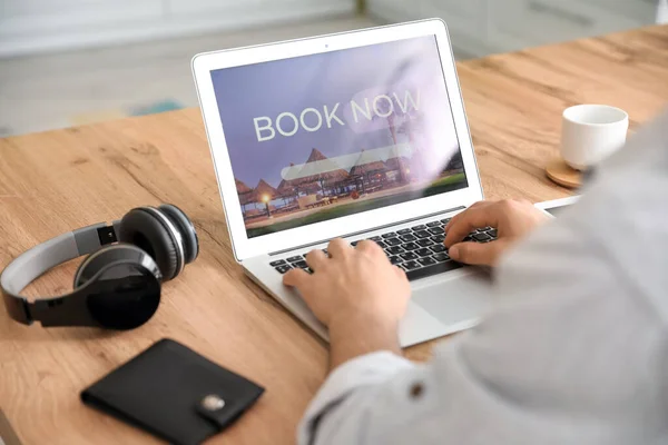 Man Met Laptop Boekingskamer Hotel Online Thuis — Stockfoto