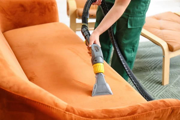 Dry Cleaner Employee Removing Dirt Sofa House — Stock Photo, Image