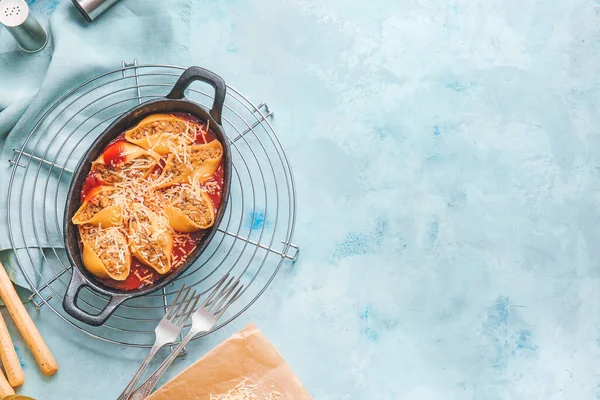 Baking Dish Tasty Conchiglioni Pasta Color Background — Stock Photo, Image