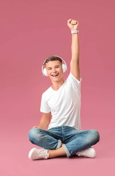 Adolescente Escuchando Música Sobre Fondo Color — Foto de Stock