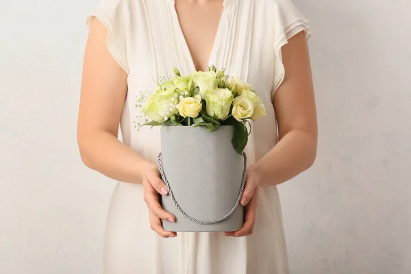 Vrouw Met Boeket Van Mooie Bloemen Lichte Achtergrond — Stockfoto