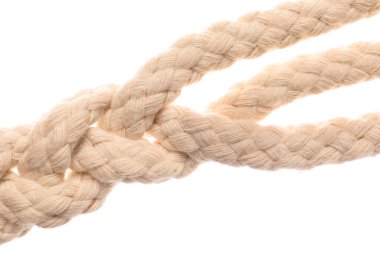 Beyaz arkaplanda örülmüş ip