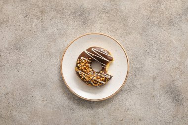 Masada lezzetli ısırılmış çörek tabağı var.