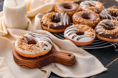 Tatlı tatlı çörekler masada.