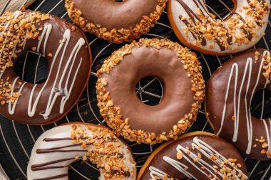 Tatlı tatlı çörekler masada.