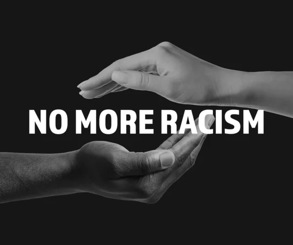 白人和非裔美国人的手 在黑暗背景下禁止更多的种族主义 — 图库照片