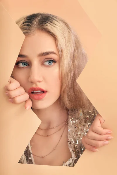Ung Kvinna Med Vacker Makeup Och Pappersark Färg Bakgrund — Stockfoto