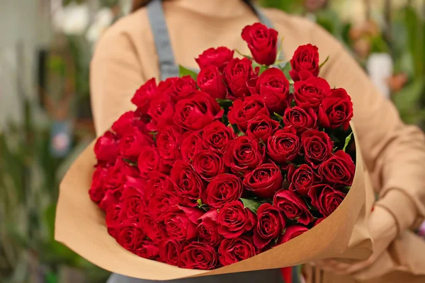 Продавец Букетом Красивых Красных Роз Магазине — стоковое фото