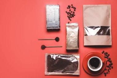 Renkli arkaplanda kahve ile kompozisyon