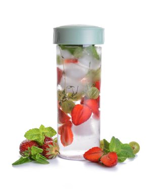 Beyaza izole edilmiş bir şişe taze su.