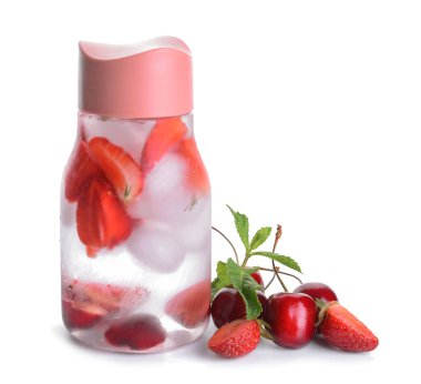 Beyaza izole edilmiş bir şişe taze su.