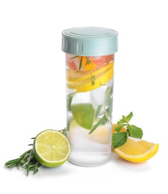 Beyaza izole edilmiş bir şişe taze su.