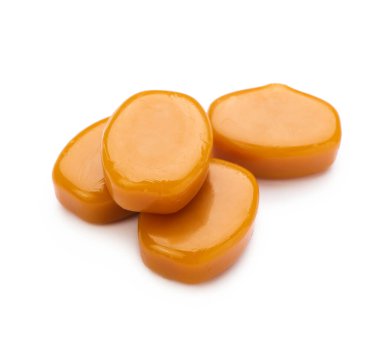 Beyaz üzerine izole edilmiş lezzetli karamel şekerler.