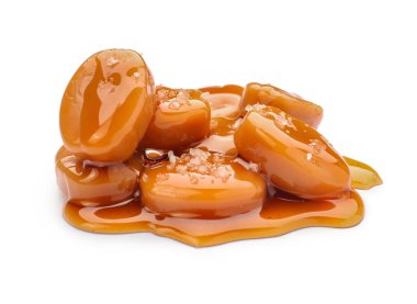 Beyaz üzerine izole edilmiş lezzetli karamel şekerler.