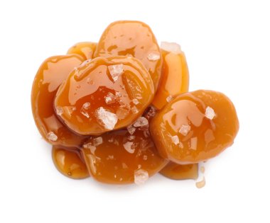 Beyaz üzerine izole edilmiş lezzetli karamel şekerler.