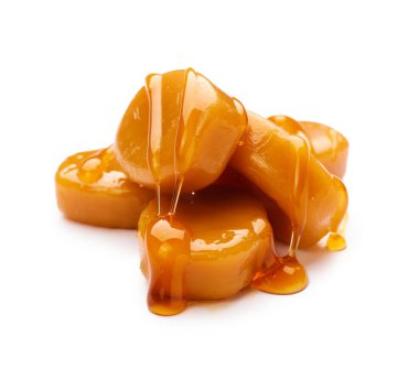 Beyaz üzerine izole edilmiş lezzetli karamel şekerler.