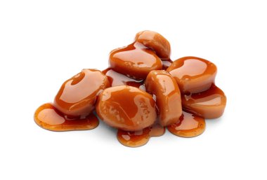 Beyaz üzerine izole edilmiş lezzetli karamel şekerler.
