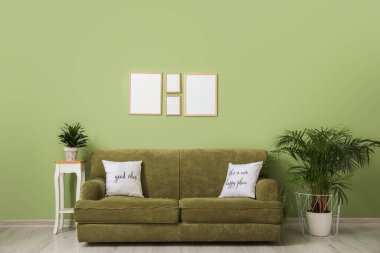 Boş resim çerçeveli odanın içi