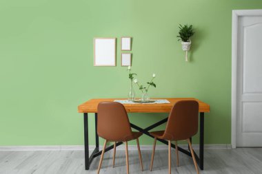 Masa ve sandalyeler renk duvarının yanında