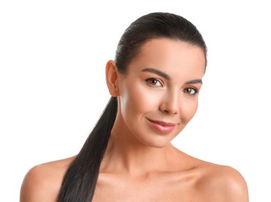 Beyaz arka planda güzel göz farları olan genç bir kadın.