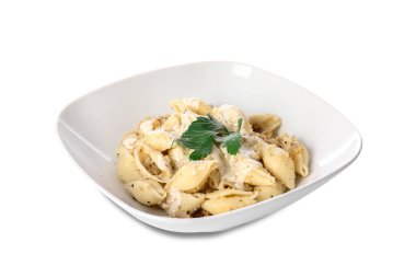 Beyaz zemin üzerinde lezzetli koni makarna ile tabak