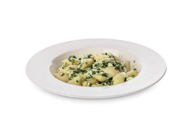 Beyaz zemin üzerinde lezzetli koni makarna ile tabak