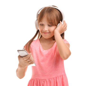 Küçük kız beyaz arka planda müzik dinliyor.