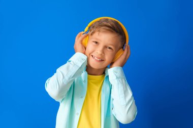 Küçük çocuk arka planda müzik dinliyor.