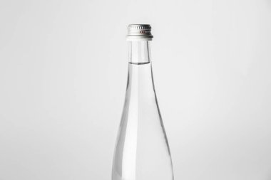 Açık arkaplanda bir şişe temiz su