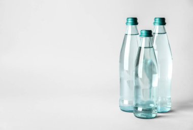 Açık arkaplanda temiz su şişeleri