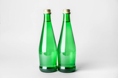 Açık arkaplanda temiz su şişeleri