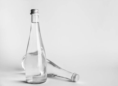 Açık arkaplanda temiz su şişeleri