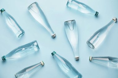 Renkli arkaplanda temiz su şişeleri