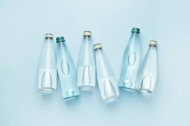 Renkli arkaplanda temiz su şişeleri